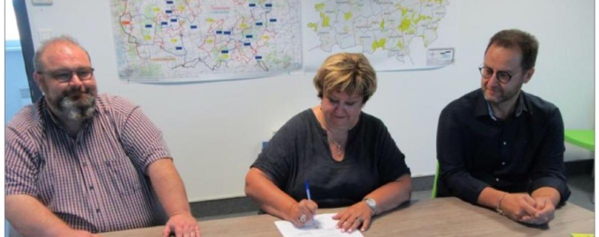 Brigitte Torloting, présidente de la CC du Sud messin, lors de la signature de la convention de partenariat, avec à sa droite, Hervé Latriche, directeur de la Fédération Départementale Familles Rurales Moselle, et à sa gauche, Victorien Nicolas, vice-Président de la CC.
